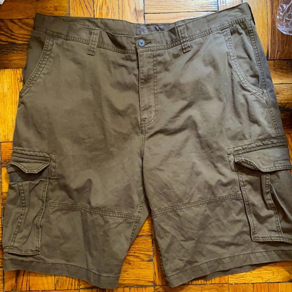 Old navy brown cargo shorts size: 40